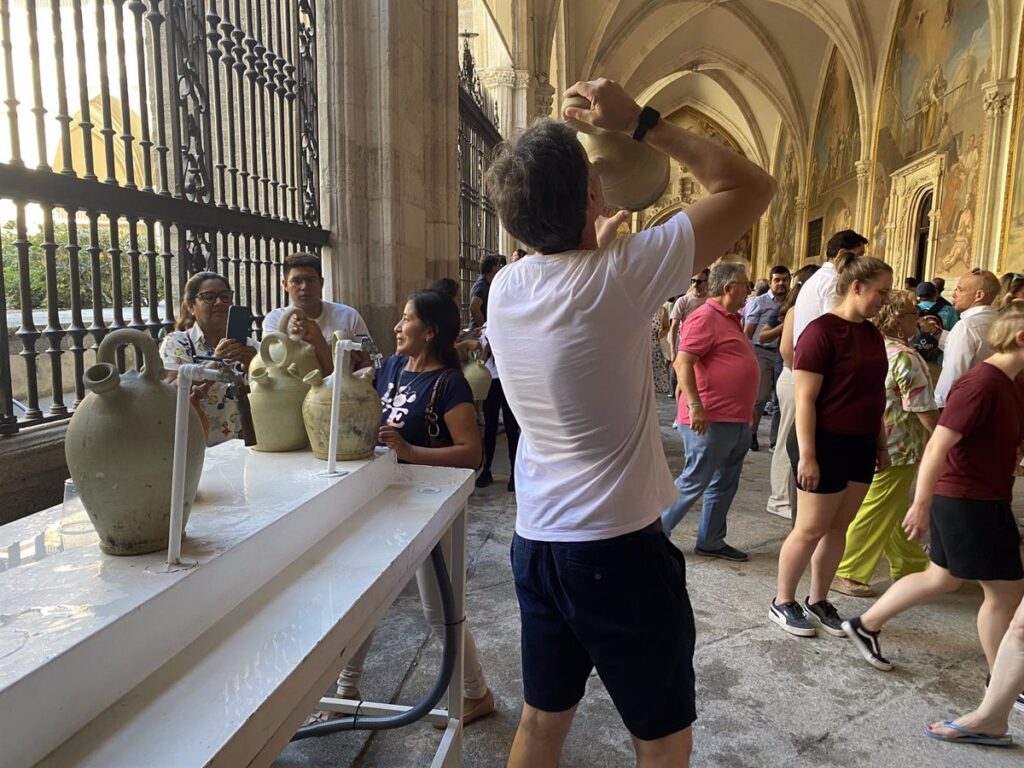 Los toledanos vuelven a beber agua de los botijos en la Catedral para celebrar la festividad de la Virgen del Sagrario