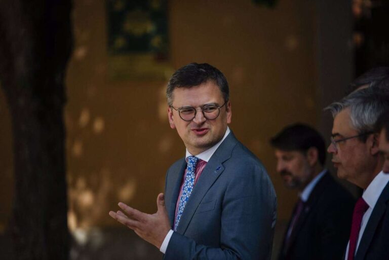 Kuleba reta a quienes critican la contraofensiva militar a ir a Ucrania y "liberar un centímetro cuadrado"