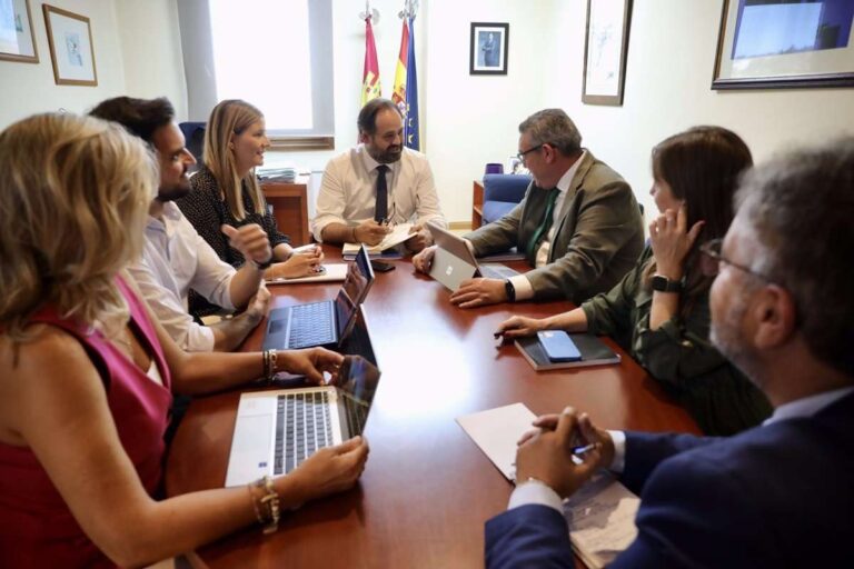 Ayudas para aliviar la 'vuelta al cole' y un plan contra listas de espera, primeras propuestas parlamentarias d PP C-LM