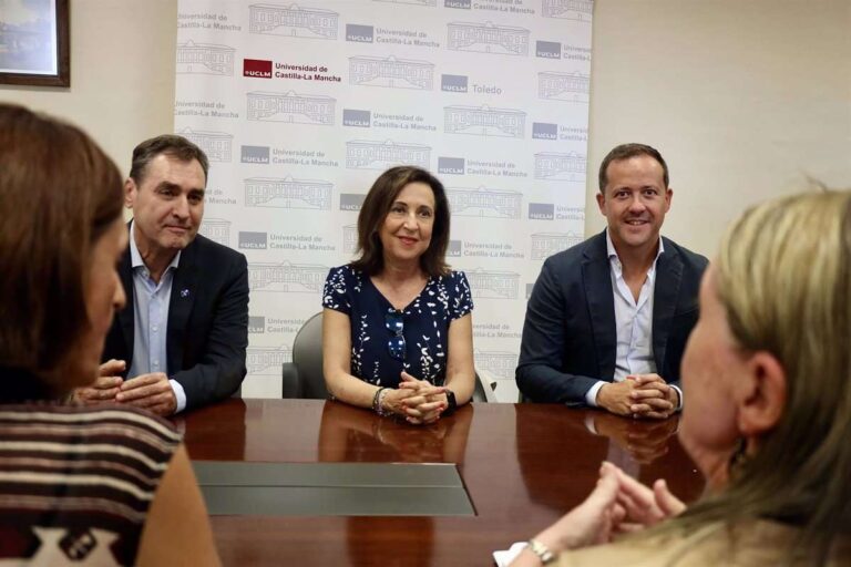 Robles visita Toledo antes de la reunión de ministros de Defensa: "La ciudad idónea por belleza y vinculación con FFAA"