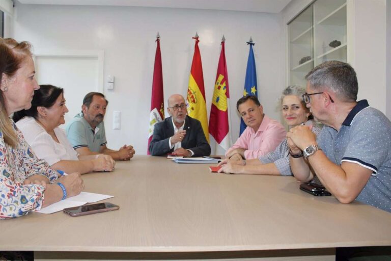 Serrano, dispuesto a estudiar que una calle o plaza de Albacete lleve el nombre de Cruz Roja como pide la entidad