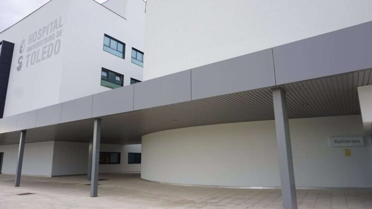 Trasladan al hospital a un trabajador que se ha caído de un andamio desde 3 metros en una obra en Toledo