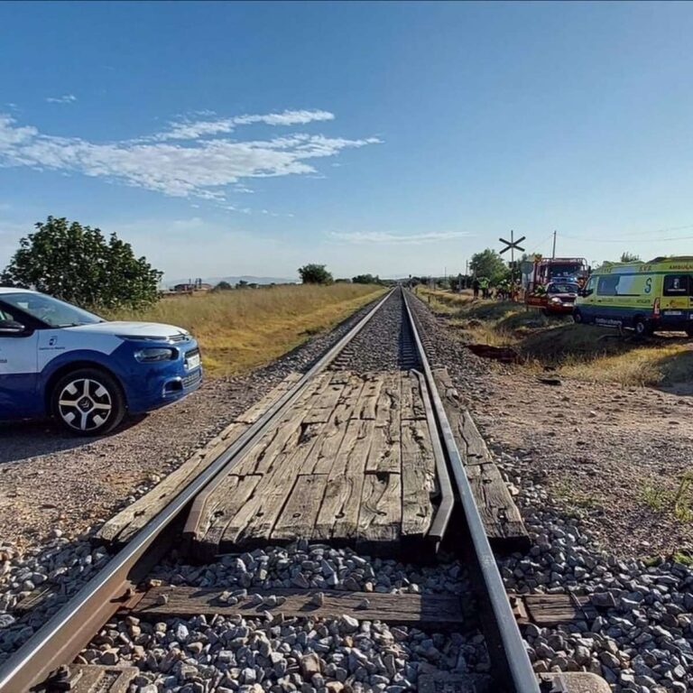 Los heridos en el accidente del turismo arrollado por un tren en Calera y Chozas se encuentran en estado grave