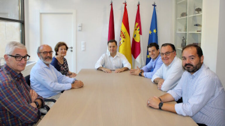 alcalde se reune con miembros de la asociacion virgen de los llanos albacete