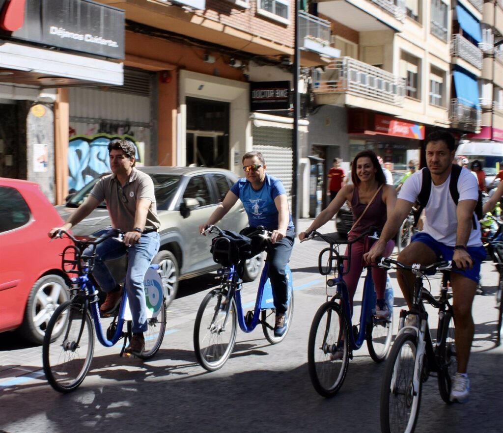 Serrano apuesta por incentivar transporte público y desplazamientos en bicicleta o a pie para un Albacete más sostenible