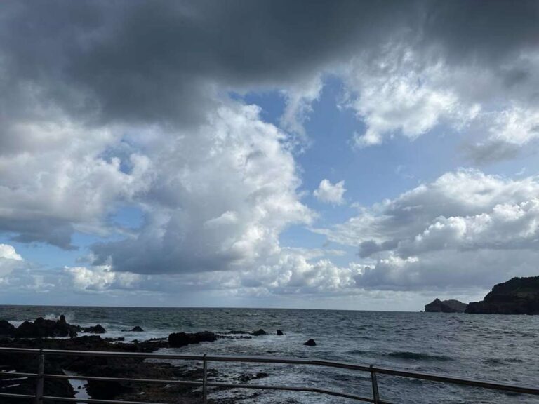 AEMET avisa de un fin de semana otoñal en casi toda España, con lluvias y tormentas fuertes desde el sábado al lunes