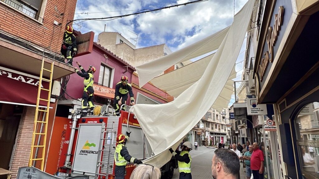 Ayuntamiento Puertollano pide a adjudicataria de los toldos instalados en el centro retirarlos tras varias incidencias