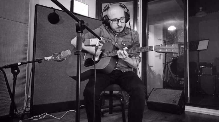 El toledano Cánovas electrifica su sonido en 'El abrazo infinito', un EP de 4 temas con temática universal y cotidiana