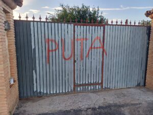 La edil de Vox en Argamasilla de Calatrava denuncia ante la Guardia Civil una pintada en su casa con la palabra "puta"