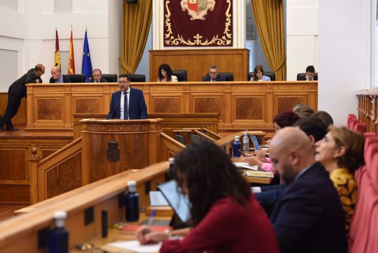 Pastor defiende la "normalidad" del inicio del curso tras la DANA y el PP afea la incorporación tardía de profesores