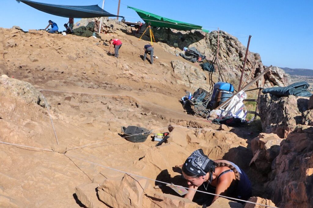 Nuevos hallazgos acreditan al yacimiento arqueológico Cruz de Mayo de Brazatortas como baluarte defensivo