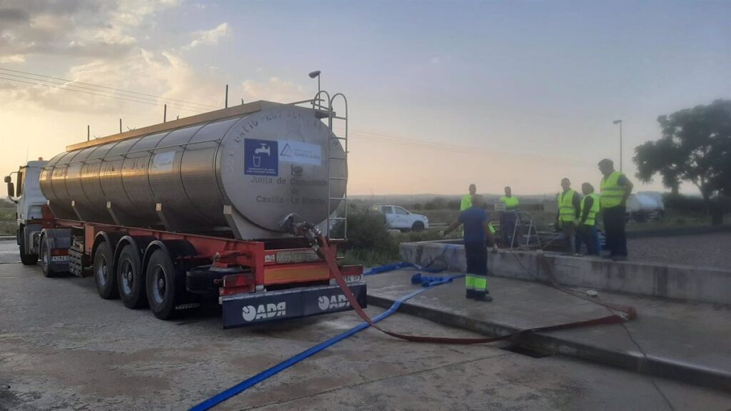 Diputación Guadalajara envía cisternas y agua embotellada a pueblos de Toledo afectados por avería de Picadas