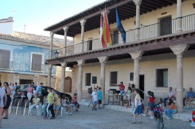 Fuentelencina prohíbe coger almendros y olivos municipales para que gente "sin conocimiento ni respeto" dañe los frutos