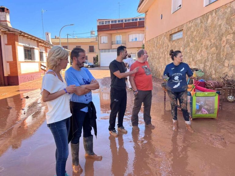Infocam, Protección Civil y brigadas de carreteras se afanan en labores de limpieza y achique de agua en Iniesta