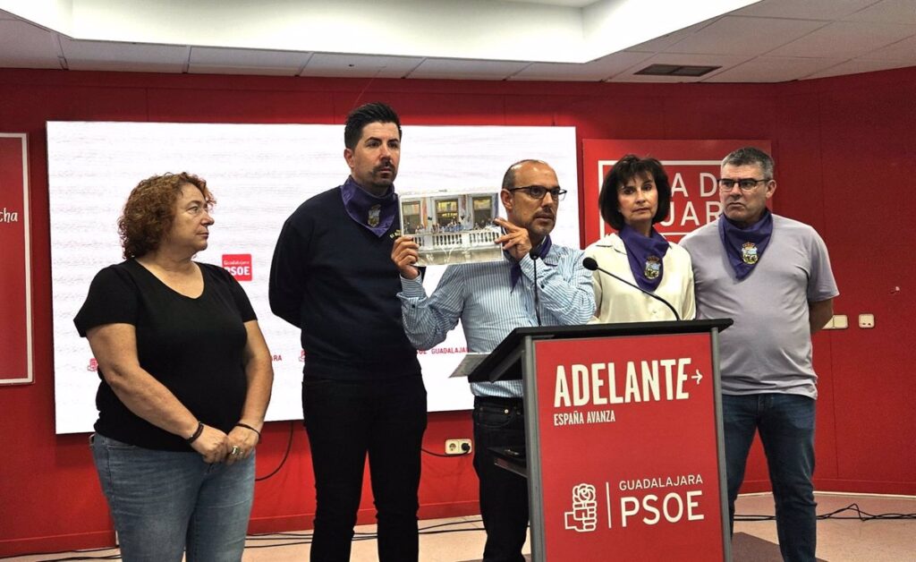 PSOE advierte a Guarinos con moción de reprobación si no pide perdón a Rojo y Simón  tras polémica en el balcón de feria