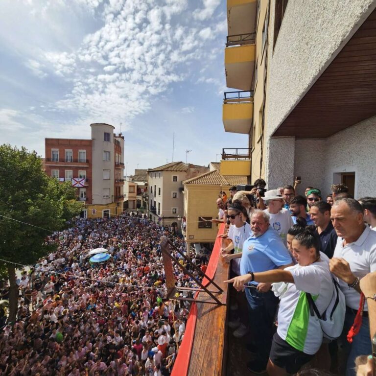 El equipo de fútbol femenino de Tarancón lanza el cohete que inaugura las fiesta del municipio