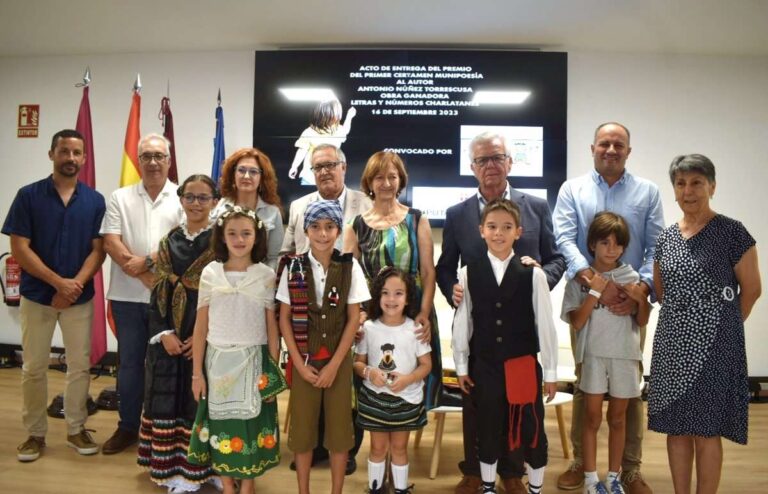 El maestro onubense Antonio Núñez se hace con el premio del I Certamen Internacional 'Munipoesía'