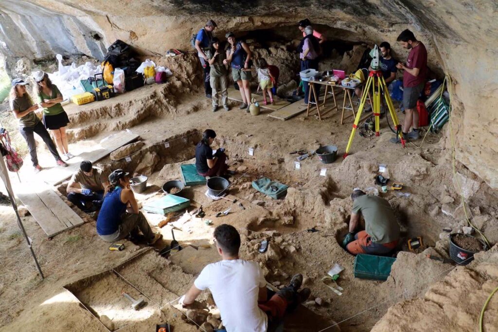 Una nueva excavación en el Abrigo de La Malia de Tamajón permite conocer la vida de los hombres del Paleolítico Superior