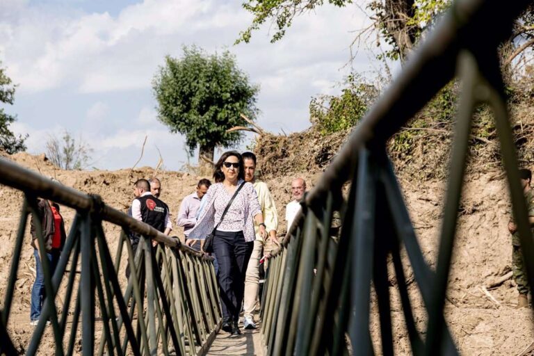 Robles visita a la Brigada Paracaidista y a la UME en Aldea del Fresno por los efectos de la DANA