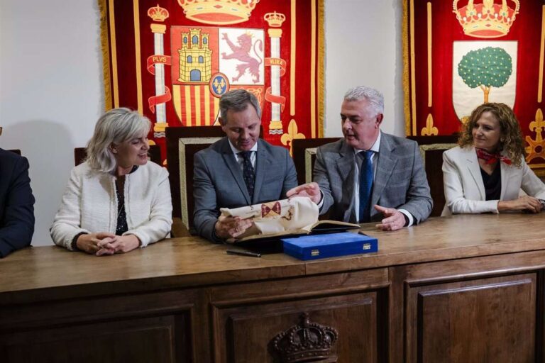 Miñones fija en el 80% de la población diana el objetivo de la nueva campaña de vacunación contra gripe y COVID
