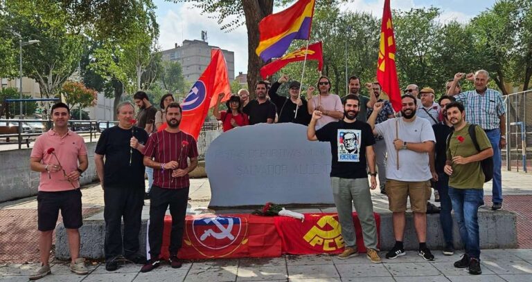 El guadalajareño barrio de La Rambla recuerda con flores a Salvador Allende en el 50 aniversario de su muerte