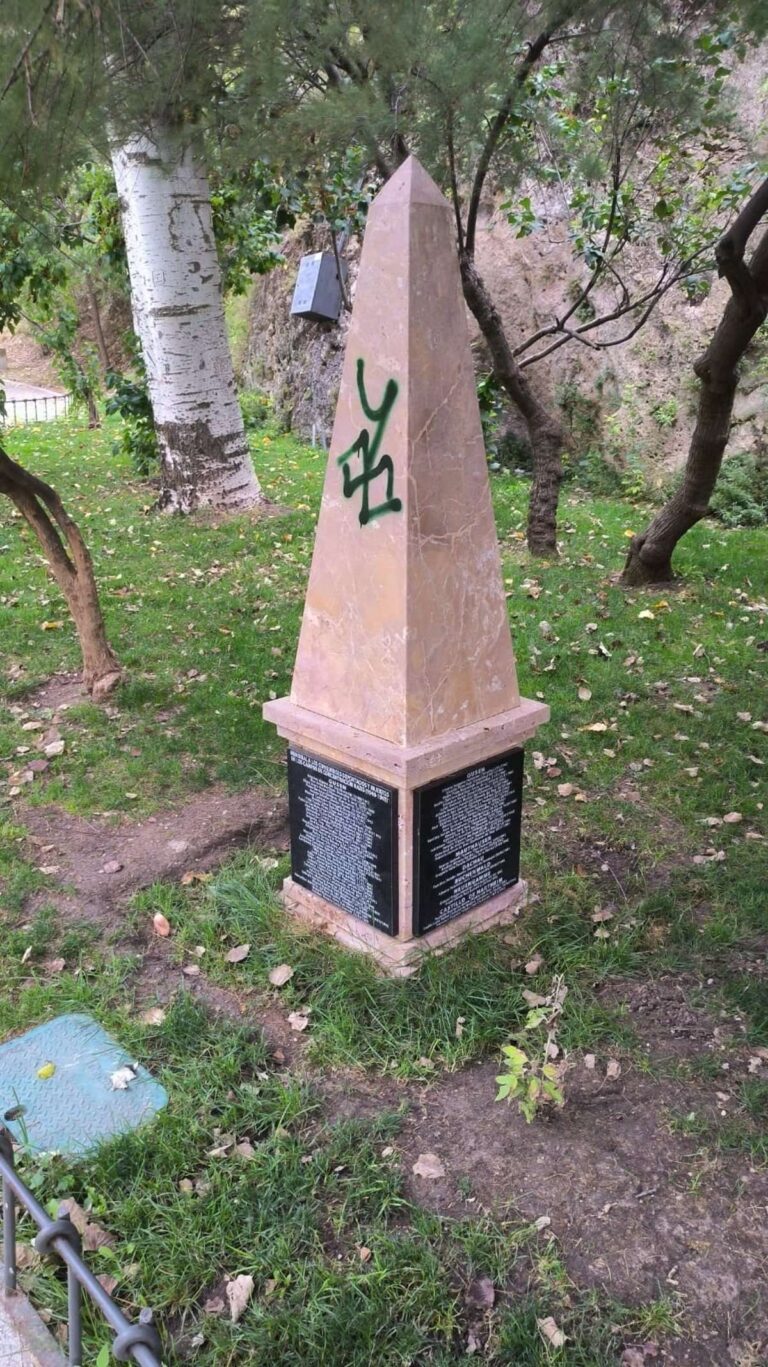 Vandalizan con pintadas el memorial dedicado a los conquenses asesinados en los campos de concentración nazis