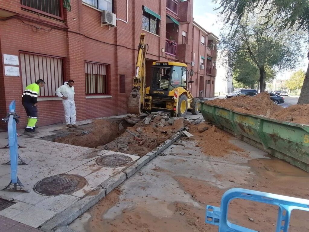 Una tubería en el barrio toledano del Polígono provoca un corte de agua cuya reparación está siendo "muy costosa"