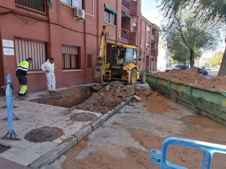 Una tubería en el barrio toledano del Polígono provoca un corte de agua cuya reparación está siendo "muy costosa"