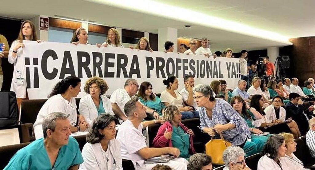 Sindicatos piden que se reconozca la carrera profesional de sanitarios en el acto de la nueva gerente en Guadalajara