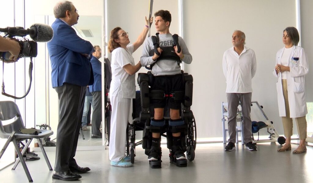 'Atalante X', el nuevo exoesqueleto que abre una amplío abanico terapéutico a los pacientes adolescente de Parapléjicos