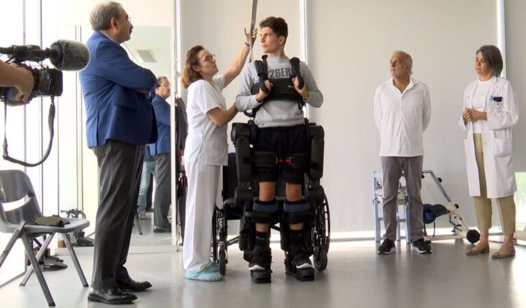 'Atalante X', el nuevo exoesqueleto que abre una amplío abanico terapéutico a los pacientes adolescente de Parapléjicos