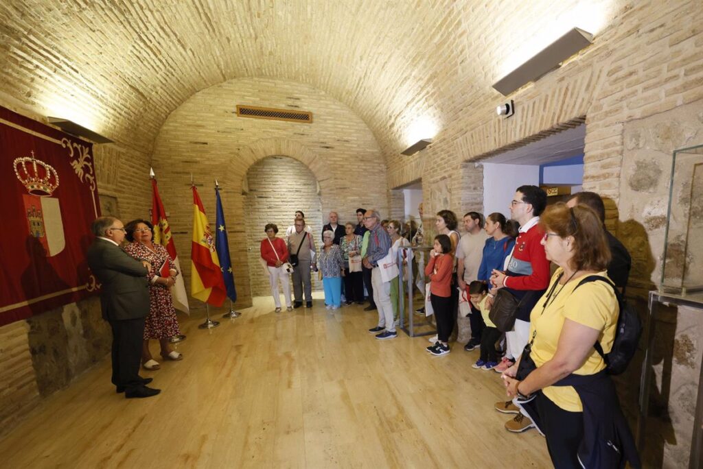 Las Cortes reciben al primer grupo de visitantes de la legislatura para seguir aproximando el parlamento a la ciudadanía