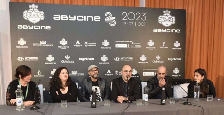 Luis Tosar y Carolina Yuste, "muy felices" por recibir sus premios en Abycine