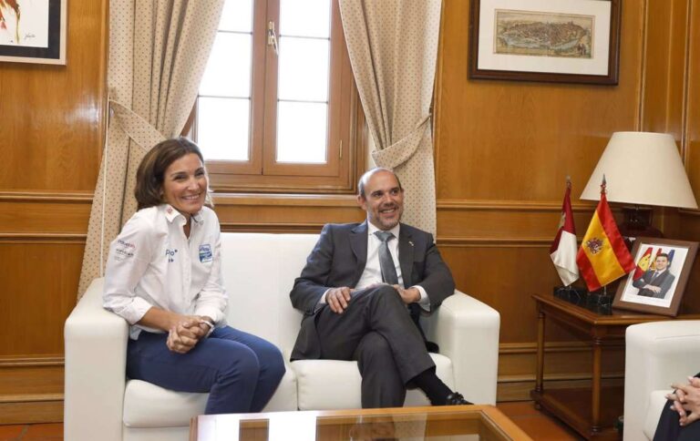 Bellido brinda a Kika Echanove el apoyo de las Cortes de C-LM de cara a su noveno 'Reto Pelayo Vida'