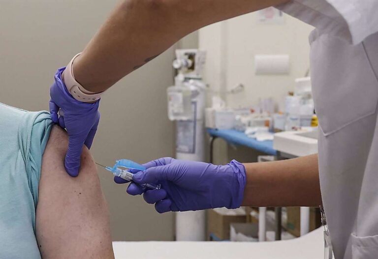 El jueves arranca la vacunación contra la gripe en C-LM, que este año también inmunizará a fumadores y niños