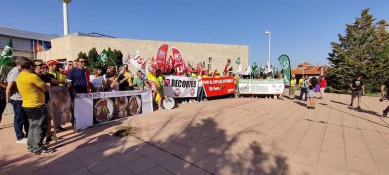 Bomberos de Geacam replican su protesta en Toledo pidiendo que eventuales y fijos-discontinuos trabajen todo el año