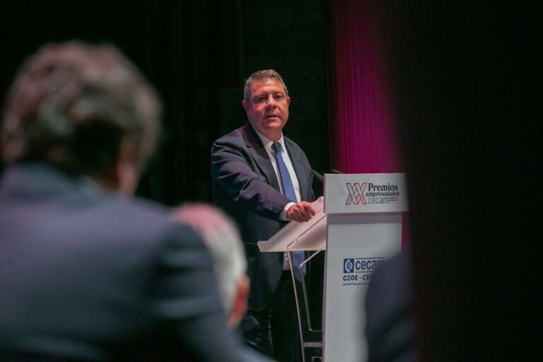 Page apunta un día antes de conocer la EPA del tercer trimestre que C-LM puede batir el récord de 900.000 empleados