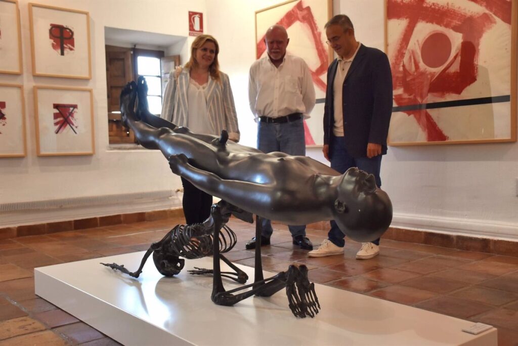 El coleccionista Roberto Polo dona la escultura 'Pararrayos' a la Fundación Antonio Pérez de Cuenca