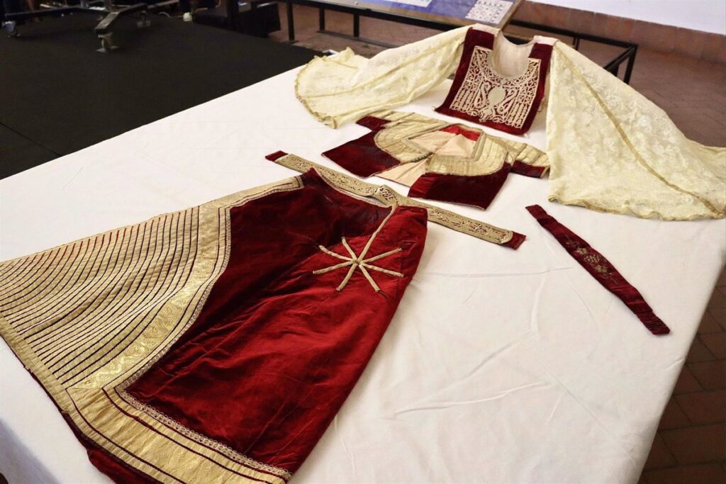 Oro y seda conforman un traje de berberisca del XIX en el Sefardí de Toledo, "símbolo" femenino de la cultura judía