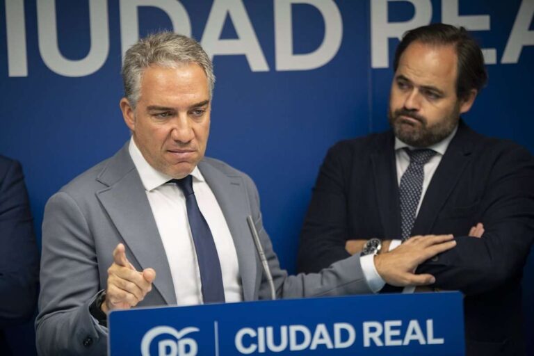 Bendodo afea a Page su ausencia en el Senado: "Es valiente en la barrera, pero se esconde cuando hay que dar la cara"