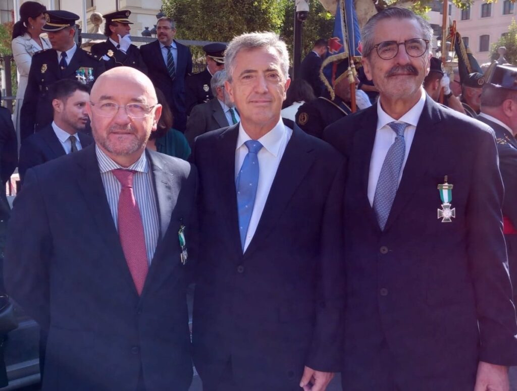 Emilio Puig recibe la Cruz con Distintivo Blanco de la Orden al Mérito de la Guardia Civil