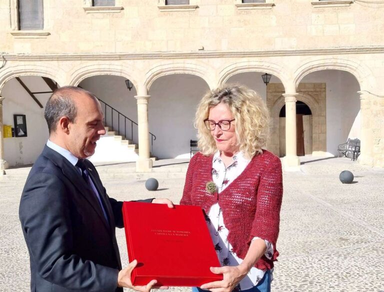 Bellido entrega un ejemplar conmemorativo del Estatuto en Alarcón, escenario de la asamblea que lo aprobó en 1981