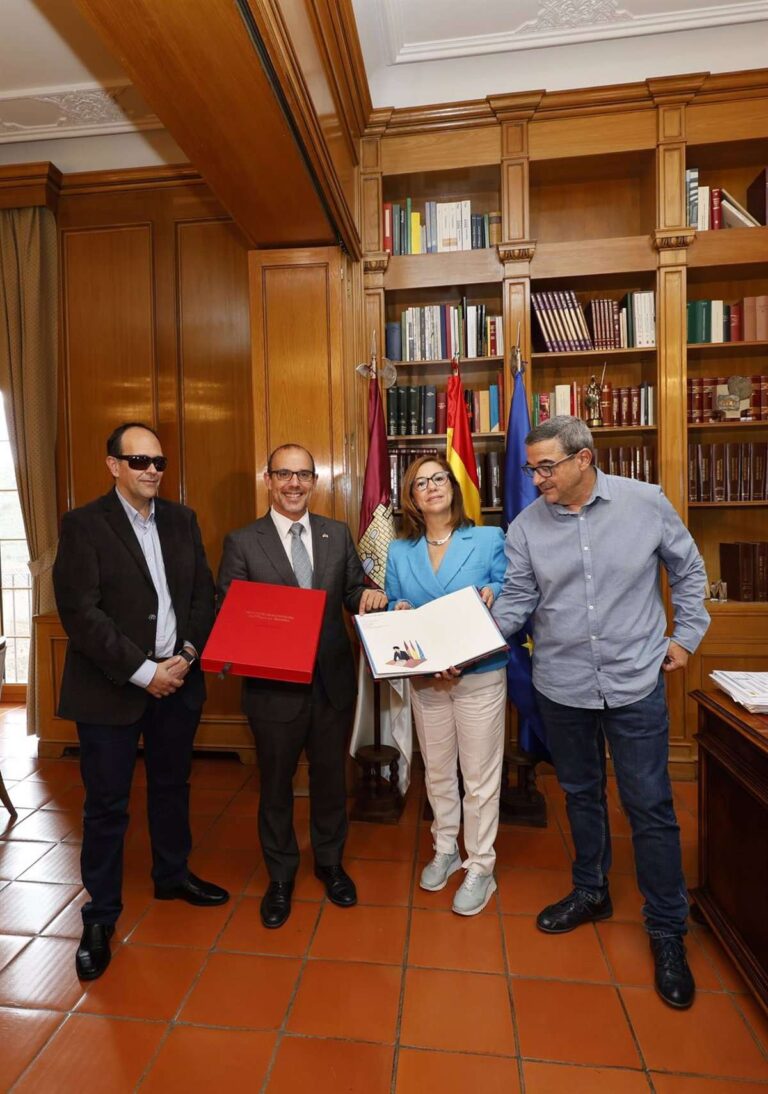 Las Cortes de C-LM reconocen el "papel determinante" de las entidades con discapacidad en los 40 años de la región