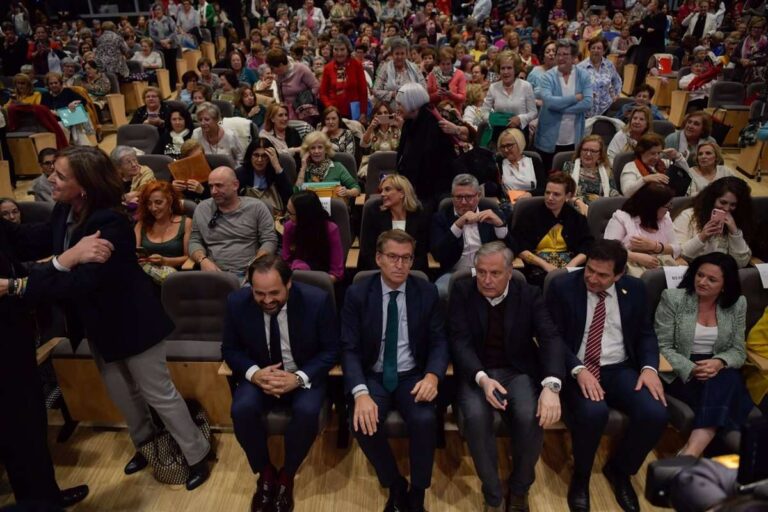 Feijóo destaca que la presencia de las mujeres en el medio rural garantiza que "el territorio esté vivo"