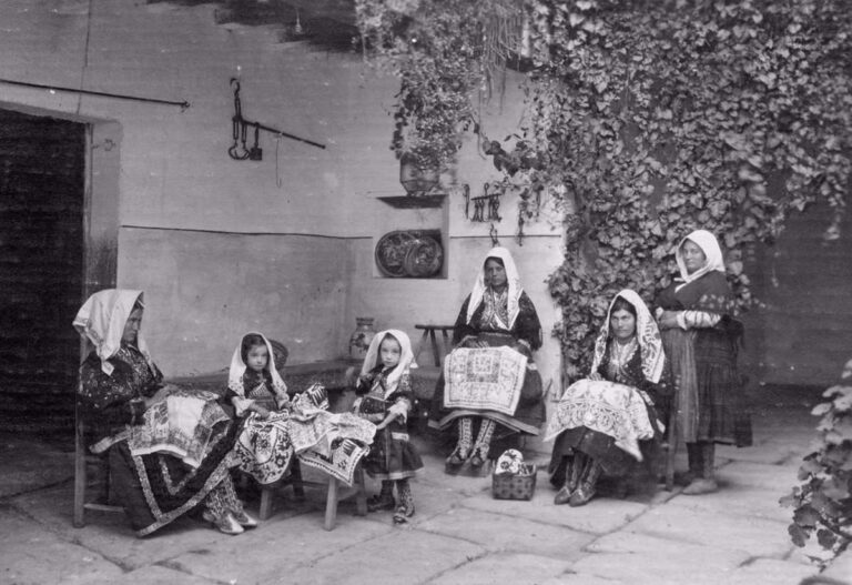 Una muestra virtual de fotografías en Farcama recorre la historia de los oficios artesanos "más destacados" de C-LM