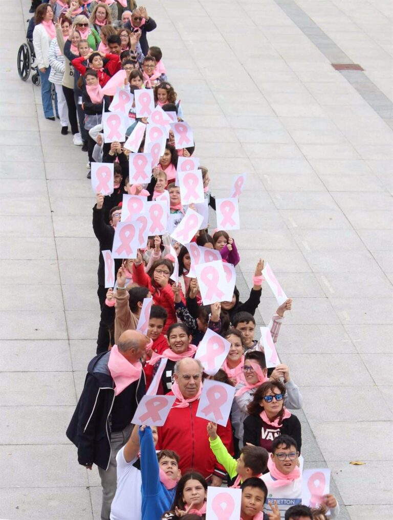 El color rosa se extiende por toda C-LM para evidenciar la necesidad de seguir luchando contra el cáncer de mama