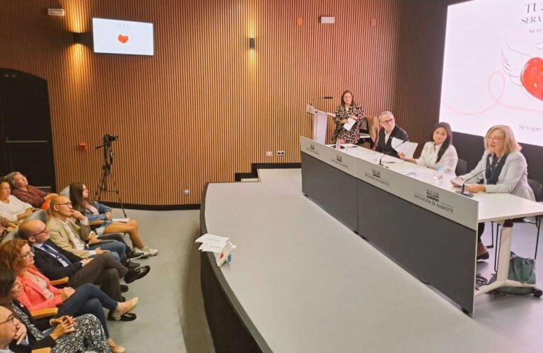 Carmen Balibrea homenajea a su hijo Pedri relatando su historia de superación vital en un libro a beneficio de Afanion
