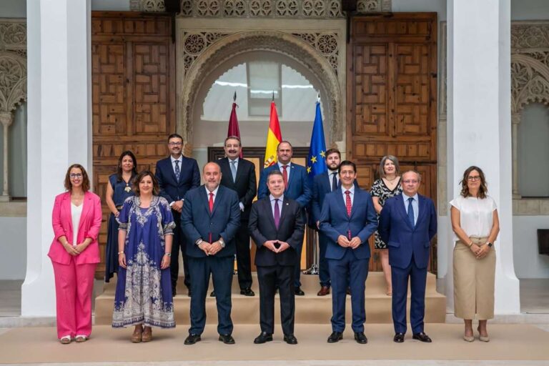 Los miembros del Consejo de Gobierno de C-LM utilizarán la medalla que los acredita como tal en todos los actos públicos