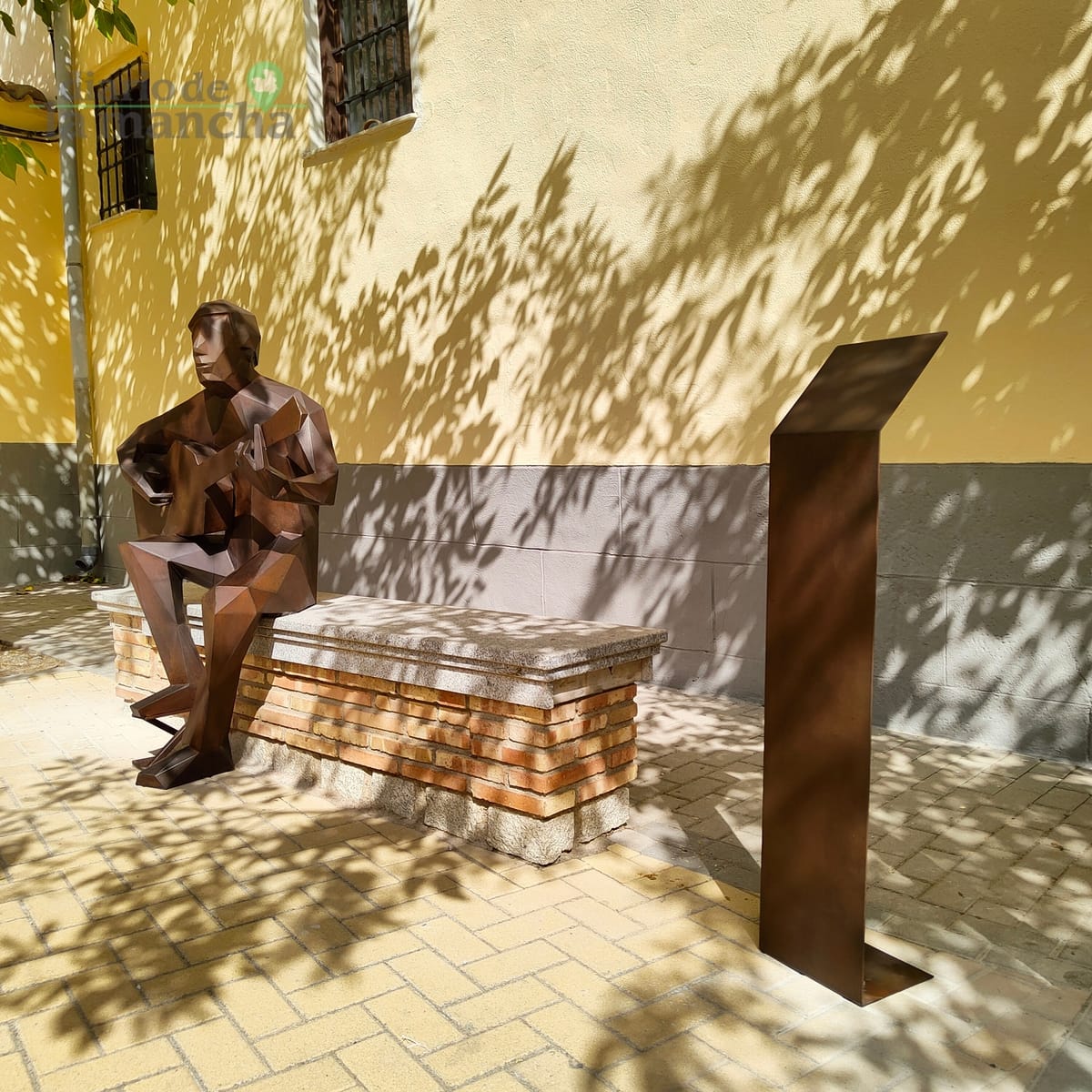 Ajofrín rinde homenaje al guitarrista Demetrio Ballesteros con una escultura de Carlos Otal 2
