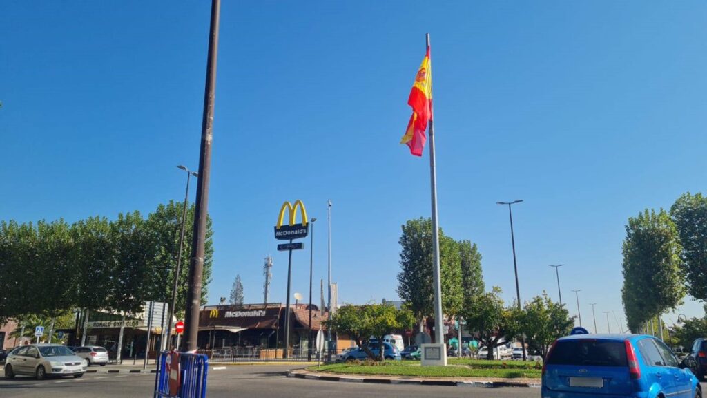 PSOE lamenta que equipo de Gobierno sustituya la bandera de Talavera por una grande de España en la Avenida de Madrid